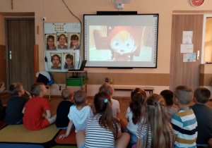 Przedszkolaki oglądają bajkę pt. "Czerwony Kapturek".